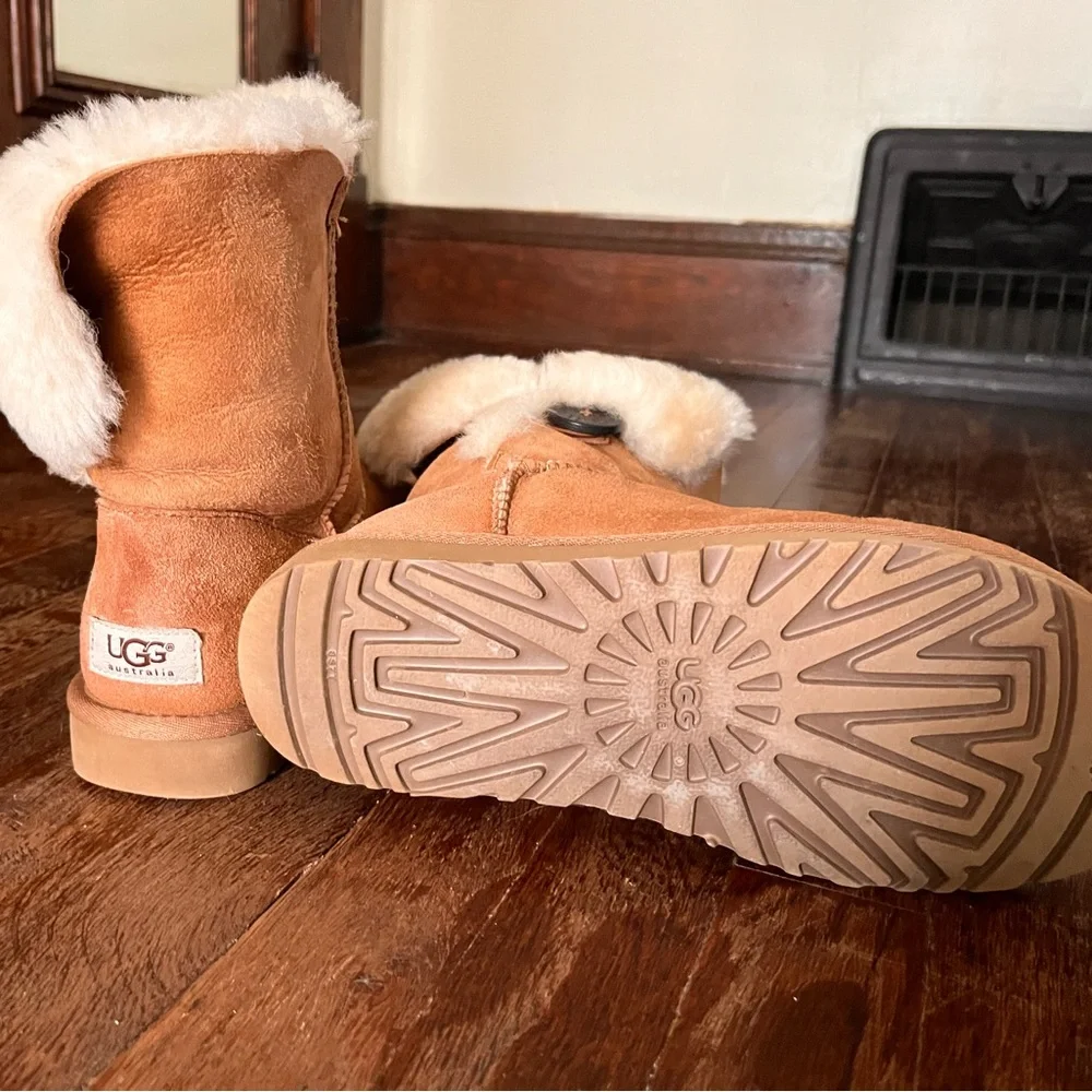 UGG Bailey Button Chestnut